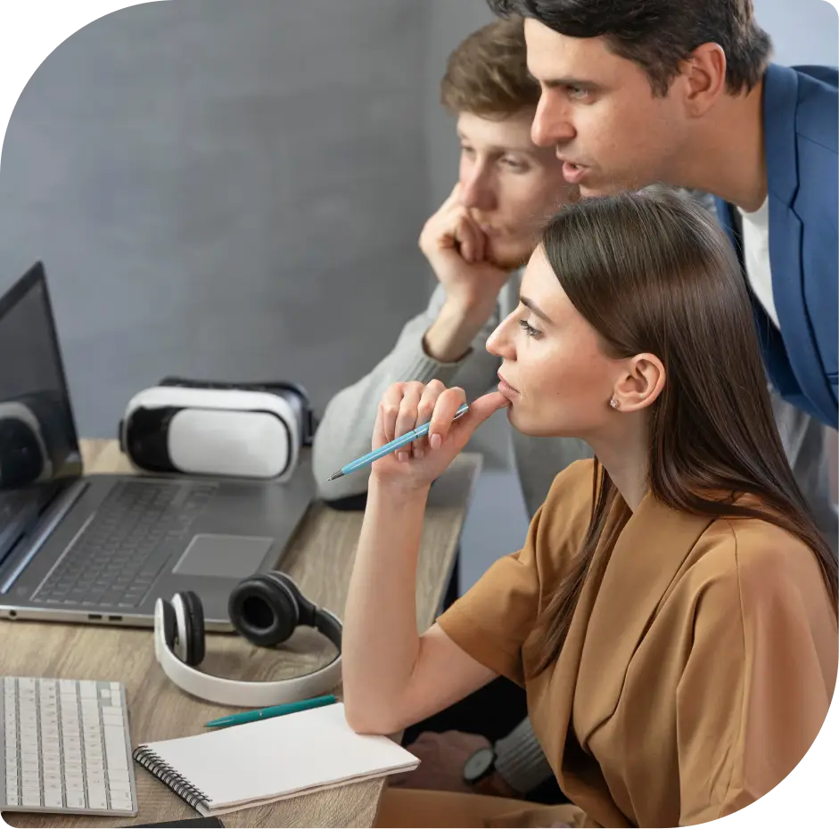 Ilustração da equipe de suporte técnico observando uma tela