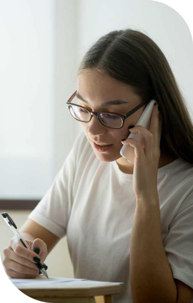 ilustração de uma mulher em seu telefone